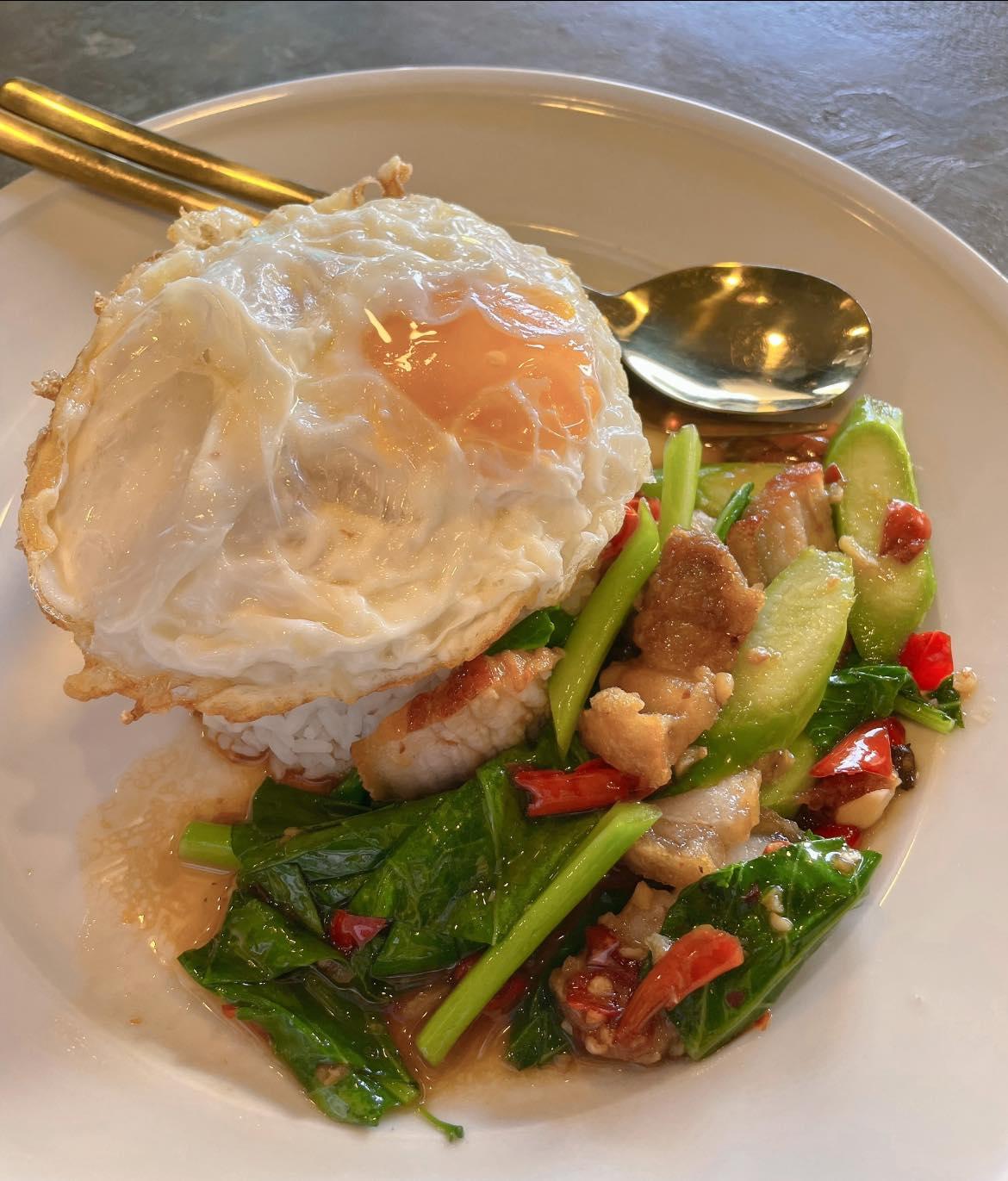 ข้าวผัดคะน้า+ท็อปปิ้ง